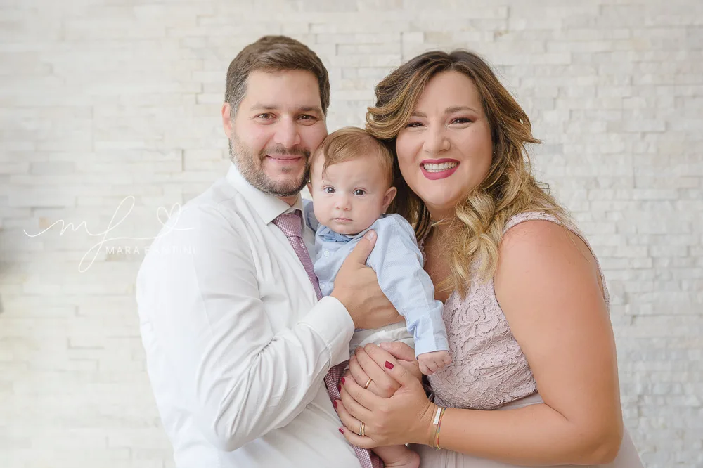Battesimo Roma – il racconto di famiglia Fotografo battesimo Roma: mamma, papà e bambino insieme dopo la cerimonia in chiesa