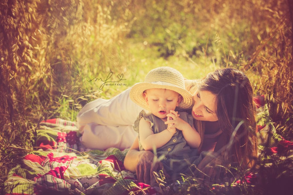 Foto famiglia Servizio fotografico bambini e genitori in parco verde a Roma