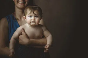 Ritratto spontaneo di un bambino di 6 mesi che sorride durante un servizio fotografico professionale a Roma con Mara Fantini.