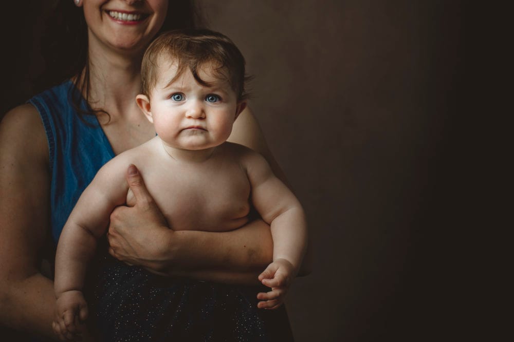 Ritratto spontaneo di un bambino di 6 mesi che sorride durante un servizio fotografico professionale a Roma con Mara Fantini. Ritratto spontaneo di un bambino di 6 mesi che sorride durante un servizio fotografico professionale a Roma con Mara Fantini.