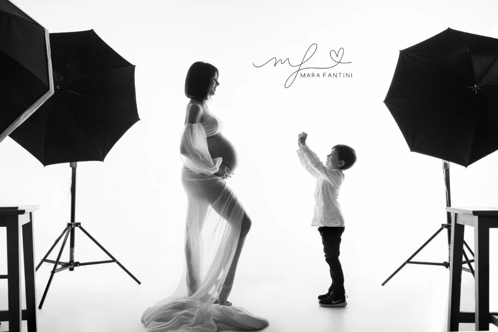 Silhouette gravidanza in studio con bambino — Roma, Mara Fantini Sagoma di mamma incinta e bambino in studio fotografico con luci professionali — servizio fotografico gravidanza Roma, Mara Fantini