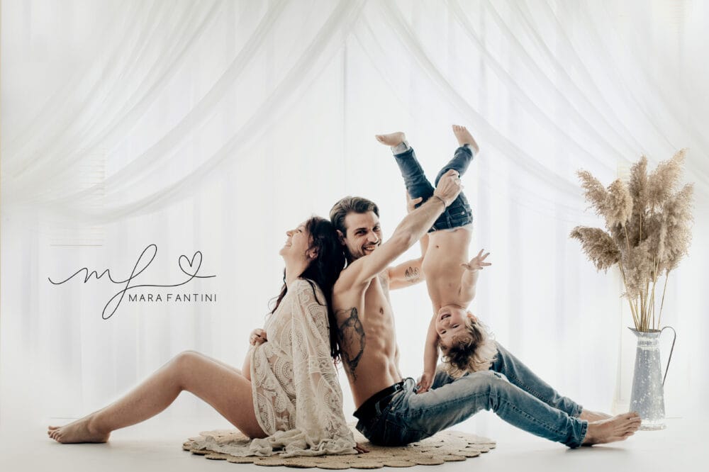 Servizio fotografico famiglia Roma - sessione in studio con decoro pampas Servizio fotografico di famiglia a Roma - genitori e bambini in un momento giocoso, momenti veri - Mara Fantini