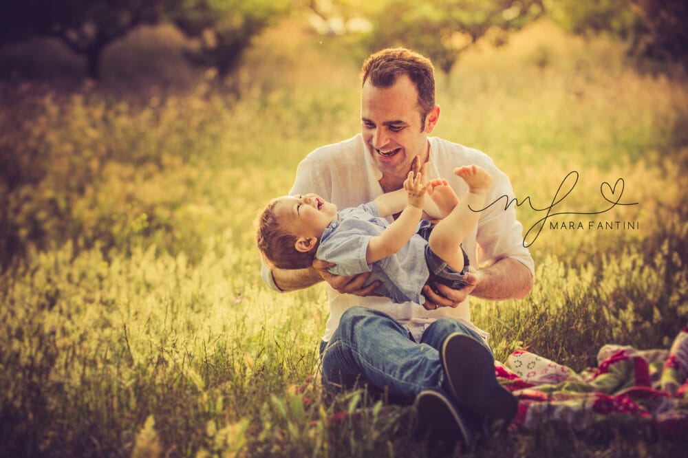 Foto famiglia PARCO ROMA MARA FANTINI Famiglia che gioca all'aperto durante un servizio fotografico a Roma