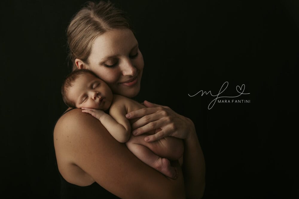 Servizio fotografico neonato in studio - pelle a pelle | Mara Fantini Roma Mamma tiene in braccio il neonato pelle a pelle durante il servizio fotografico in studio a Roma