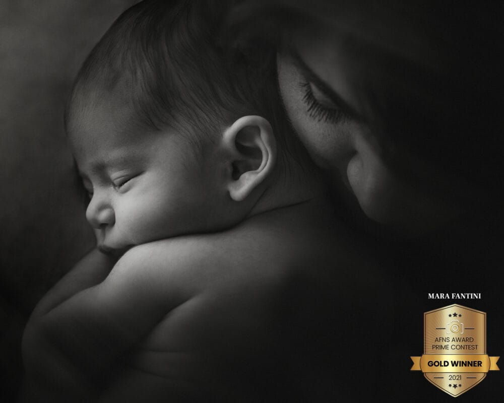 neonato-mamma-guancia-premio-concorso-roma.jpg Neonato guancia a guancia con la mamma in bianco e nero, scatto premiato al concorso fotografico internazionale