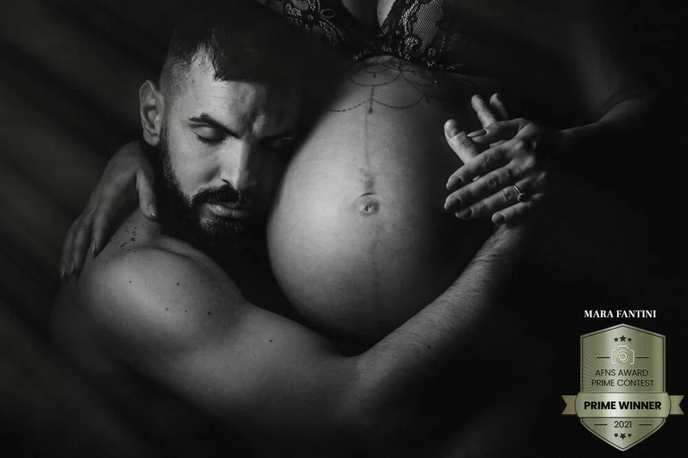 Ritratto gravidanza con il papà — Roma, Mara Fantini Futuro papà abbraccia il pancione della compagna in gravidanza — ritratto in bianco e nero, servizio fotografico gravidanza Roma, Mara Fantini"