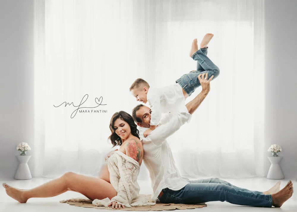 Famiglia in gravidanza, gioco spontaneo con il papà — Roma, Mara Fantini Papà solleva in aria il bambino durante il servizio fotografico famiglia in gravidanza a Roma — momento spontaneo, Mara Fantini