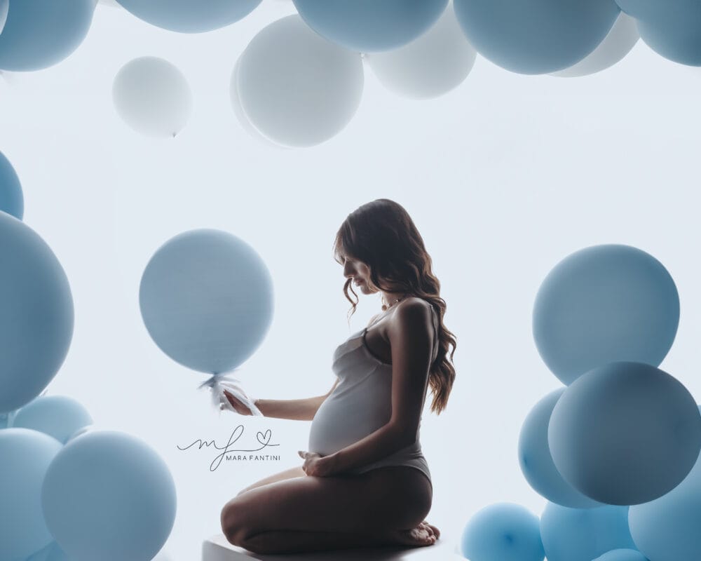 Servizio fotografico gravidanza Roma - futura mamma di profilo con palloncini blu Servizio fotografico gravidanza Roma - futura mamma di profilo con palloncini blu