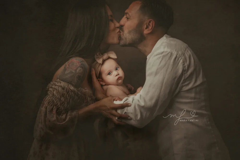 Servizio fotografico Baby 3 mesi - complicità in famiglia | Mara Fantini Roma Bambina di 3 mesi guarda i genitori che si baciano durante il servizio fotografico Baby a Roma