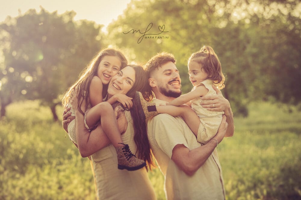 Foto famiglia PARCO ROMA MARA FANTINI Foto di famiglia tra i fiori in un parco a Roma — fotografa Mara Fantini -