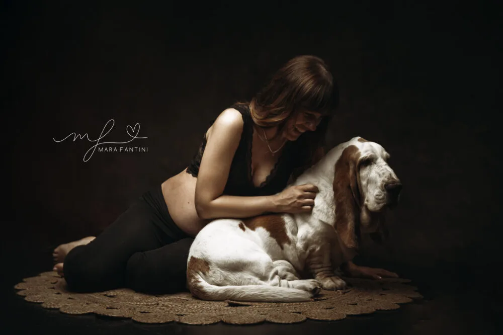 Foto gravidanza con cane a Roma — sessione in studio fotografico Servizio fotografico gravidanza con cane Roma — studio Mara Fantini