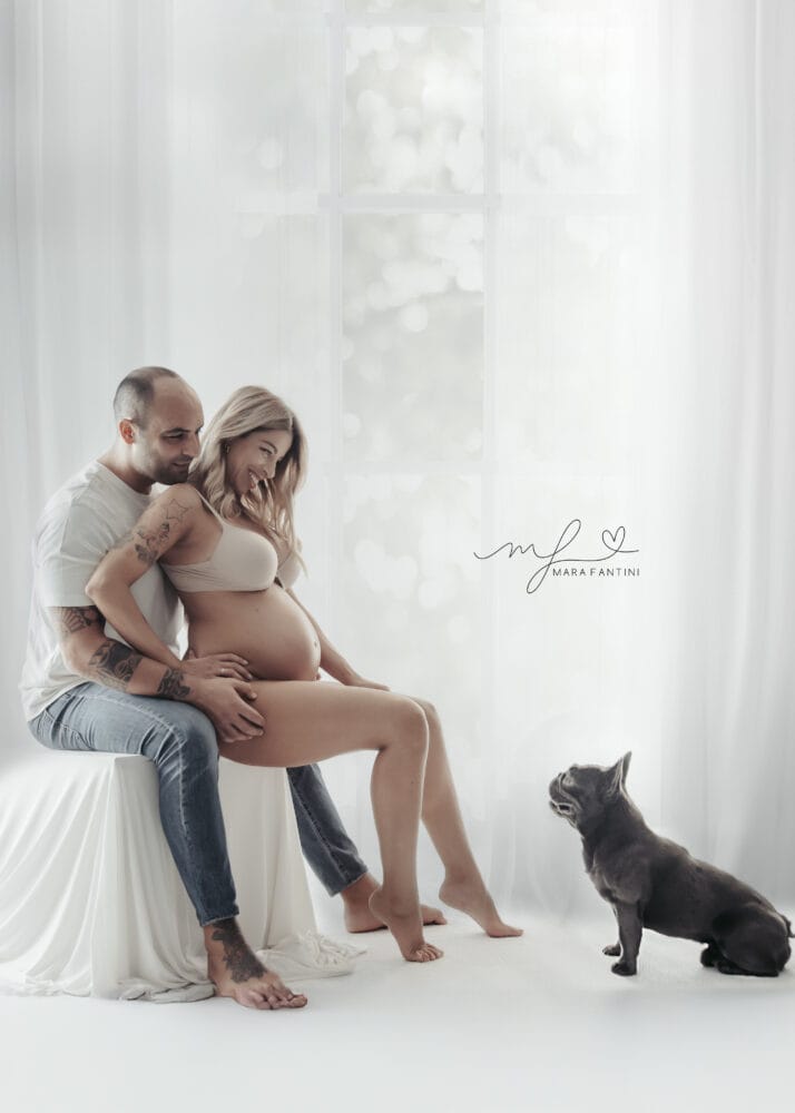 Ritratto gravidanza con animale domestico Roma — fotografa Mara Fantini Foto gravidanza con cane Roma — coppia con bulldog francese seduti