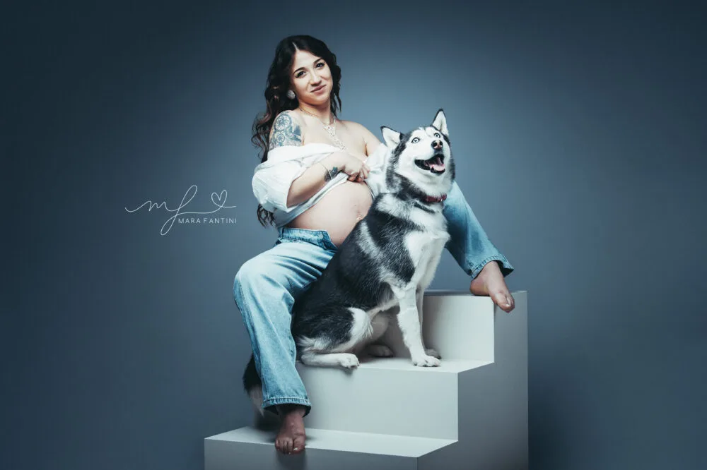 Futura mamma con cane in studio fotografico Roma — servizio maternity Futura mamma con cane in studio fotografico Roma — servizio maternity