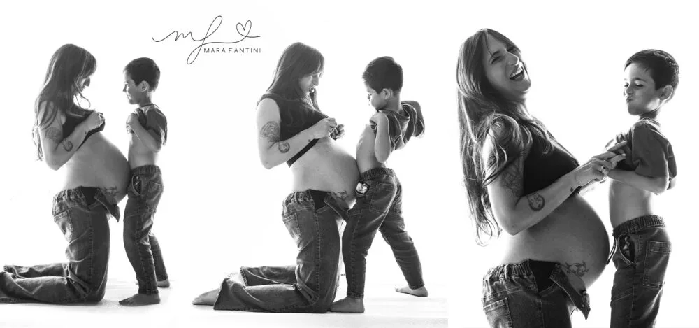 Fotografa gravidanza Roma — ritratto maternity con fratellino sorriso naturale Mara Fantini Ritratto gravidanza Roma bianco e nero — mamma con pancione e bambino grande studio Mara Fantini