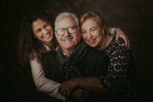 Momento spontaneo tra nonni e figlia durante un servizio fotografico