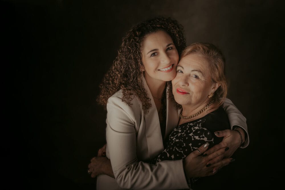 ritratto-madre-figlia-servizio-fotografico-roma Ritratto di una madre e sua figlia adulta abbracciate durante un servizio fotografico a Rom