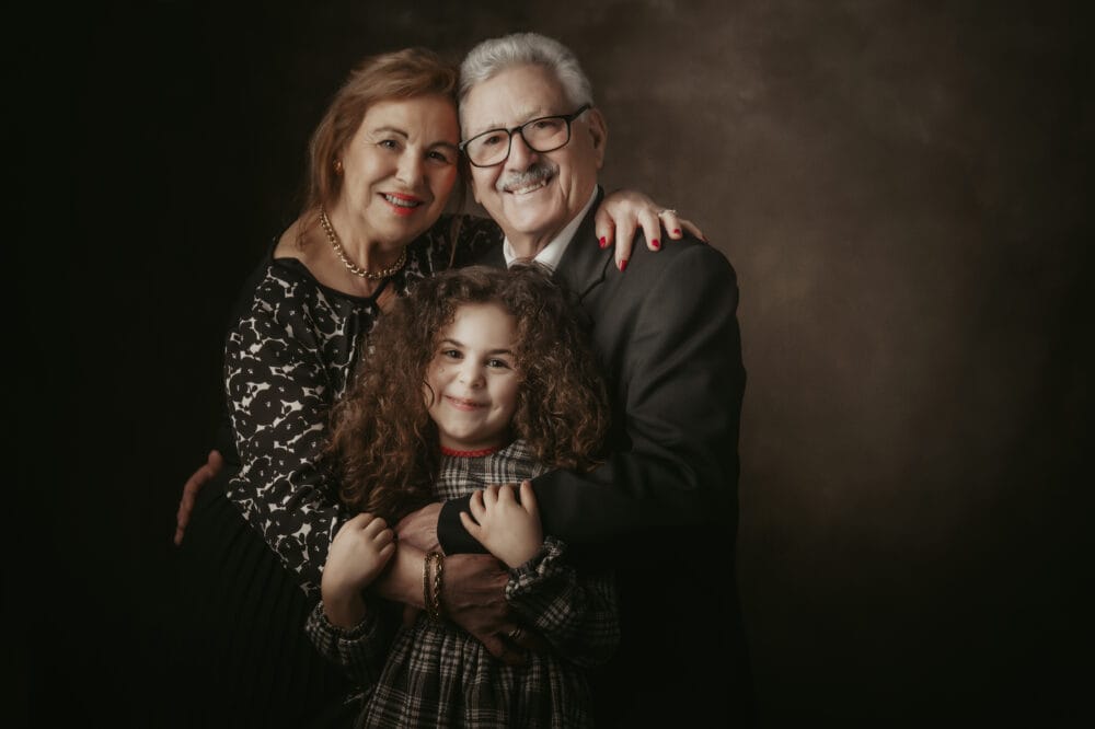 servizio-fotografico-famiglia-nonni-nipote-roma Nonni e nipote abbracciati durante un servizio fotografico di famiglia a Roma
