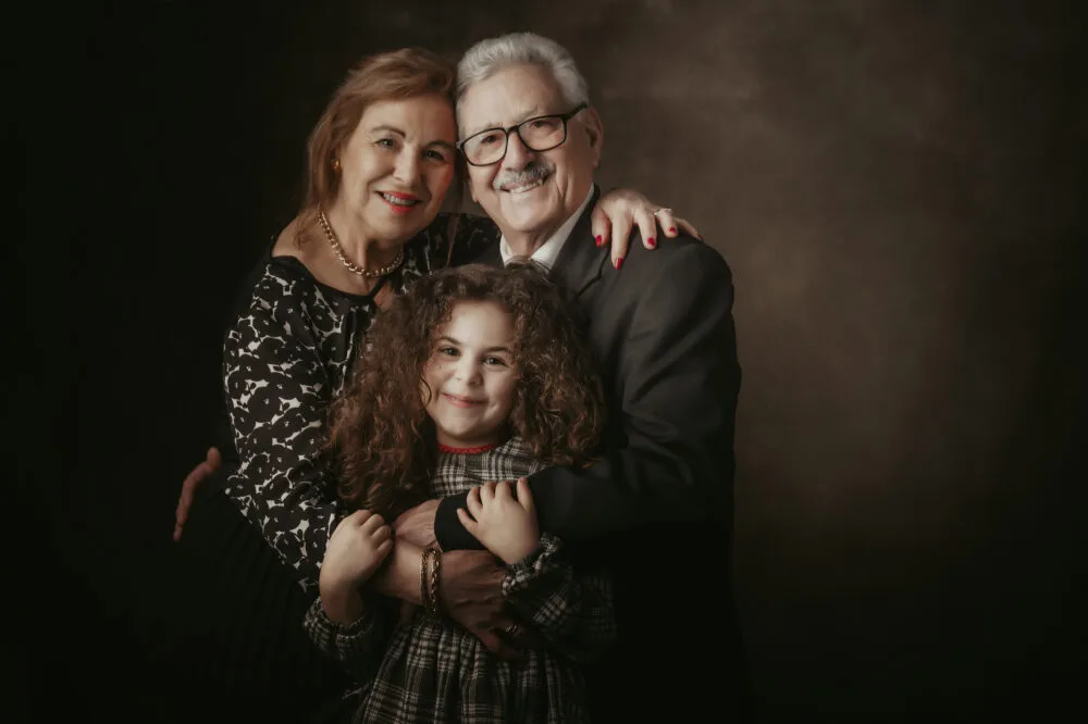 Servizio fotografico famiglia con nonni e nipoti a Roma - tenerezza tra generazioni - Mara Fantini