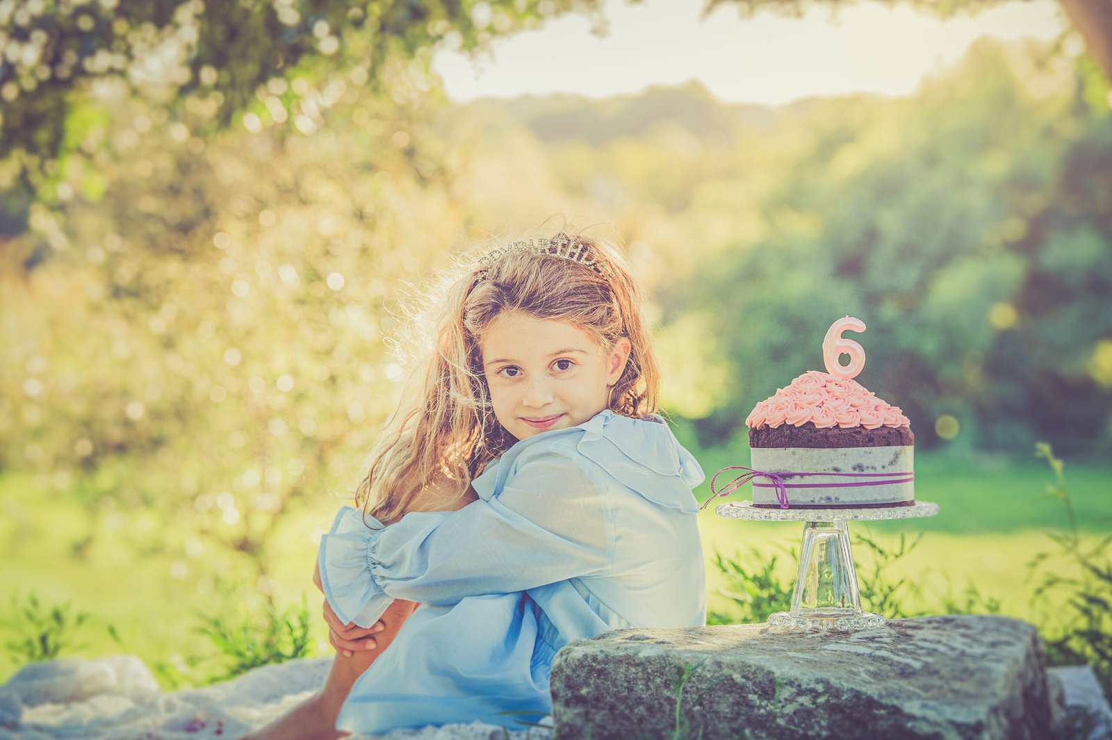 bambina felice con torta di comoleanno_mara fantini